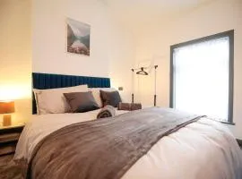 Dixon House, Sleeps 6, Free Parking, Long or Short Stays - by NMB Property