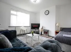 Blackrod House, Near Bolton, Free Parking, Sleeps 5, Long or Short Stays by NMB Property