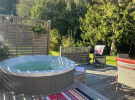 The Blomsholm Cabin - Recharge Your Electric Car, hotell i Strömstad
