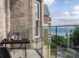 Porthminster View Luxury Sea Views Balcony, Parking, Pool, Spa & Gym, hotel com spa em St. Ives