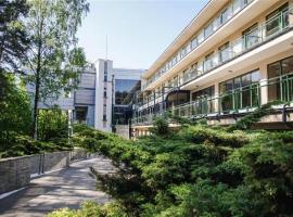 Nad Zalewem w Serocku z balkonem i widokiem na wodę, khách sạn ở Serock