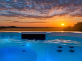 Private Scandinavian Villa with Jacuzzi, Fireplace and Luxury Breakfast near Lund and Malmö, hotel con tinas de hidromasaje en Kävlinge