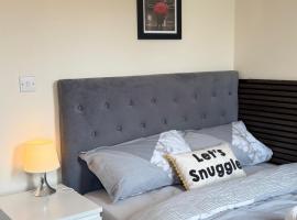 Modern homestay in Wolverhampton, hotel v destinaci Bushbury