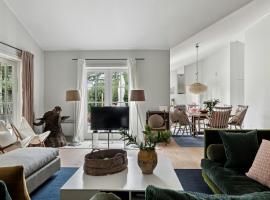 Stylish Summer House Near Tisvilde Beach And Town, Hotel in Tisvildeleje