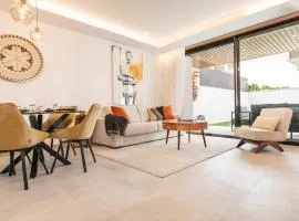 Stylish stay with terrace, pool and parking REMS