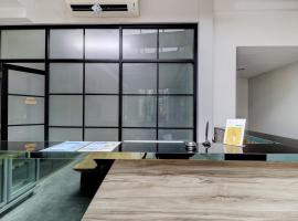 OYO 94728 Isleep Ciwalk, hotel in Bandung