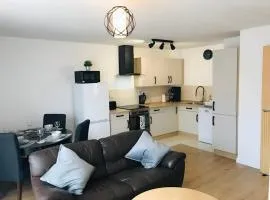 Spacious 2-Bed Flat in CB2