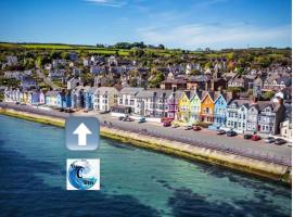 The C Den Amazing Seaview, ground floor, free wifi & parking, Hotel in Whitehead