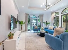Luxury Beachfront Villa with Direct Beach Access, Next to Community Pool, Close to the Thrills of Aquaventure Waterpark, Canal Cove, Palm Jumeirah by Deluxe Holiday Homes