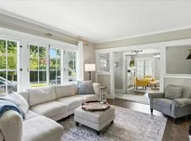 Spacious 4 bedroom Southern Charm! Accommodates 11 guests!