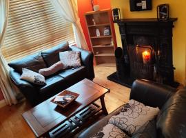 Cozy 2 bedroom House, Castlebar Town, near to Westport, Achill & Clifden, cottage ở Castlebar