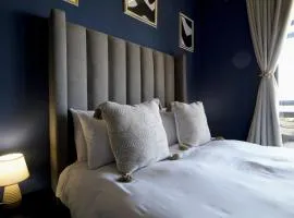 Secure Designer Jozi Apartment With Balcony & Ellis Park Views - Hallmark House