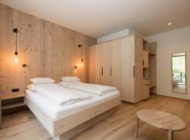 Hotel Kristall, хотел в Гросарл