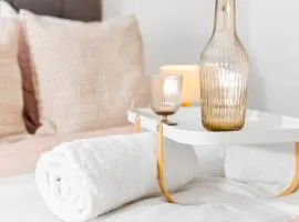 Stylish Two Bedroom Apartment - Secure Parking - Fast Wifi 53C