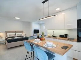 Mićos Beach Studio with Pool