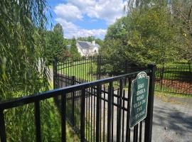 Villa on the Potomac 2BR Villa, βίλα σε Germantown