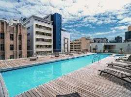 Modern 1 Bed City Apt with Table Mountain View
