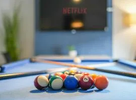 8 Ball Apartment - Spacious 2 Bed Space, Snug Lounge & Games Room w 7ft Pool Table - By StayHostSave