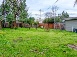 2BR Family Getaway with Yard Kitchen and Parking, hotel in Lodi