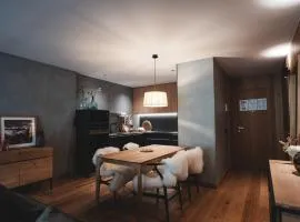 Alpine 5 stars Wooden Apartment Large Terrace, Pool & Sauna
