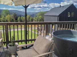 Czarne Domki Krempna z prywatnym jacuzzi, готель у місті Krempna