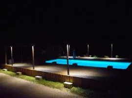 CHEZ MITCH EN CAMPING CAR et grand espace extérieur