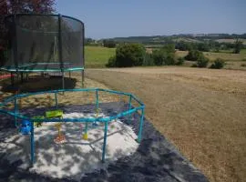 CHEZ MITCH EN CAMPING CAR et grand espace extérieur