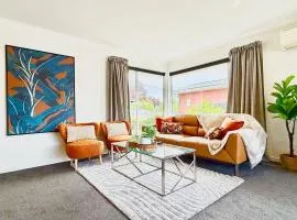 6 Guests Family Home 7 Minutes to Airport