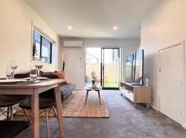 New 3 Storey luxe townhouse on quiet street