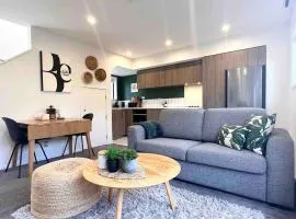 Awesome new townhouse with KING Bed on Armagh