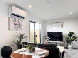 Deluxe Entire Townhouse on Hereford with King bed
