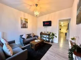 Perfect for Work Trips & Families, Spacious 2BR, WiFi, Free Parking, Sleeps 5