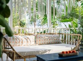 The Blue Bungalow - Peaceful, Porch, Hot Tub, Downtown, bungalow in Orlando