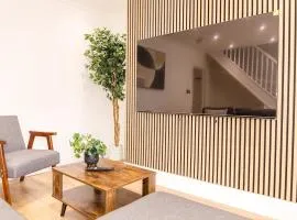 3BR Modern Stay - Wi-Fi & Parking
