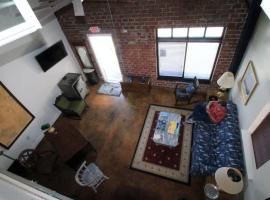 Large Unique Ground Floor Loft with Parking #1, hotel in Macon