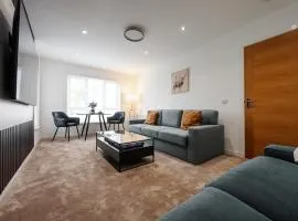 Detached 5 Bedroom Home In Glasgow with Driveway