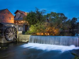 Swimming in the Smokies by American Patriot Getaways, отель в городе Pleasant Hill