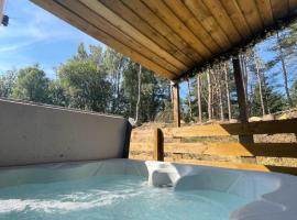 kaoglen Wild-Hot tub-Cairngorms-Pet Friendly, hotel a Balnald