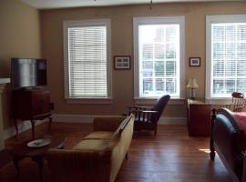 Large Historic Downtown Loft Front, hotel in Macon