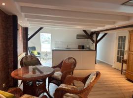 Ferienwohnung Klosterblick Insel Malchow mit eigenen Bootsanleger, hotel en Malchow