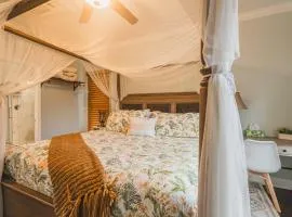 King Suite at The Hummingbird Inn, 1888 Carriage House, Free Parking