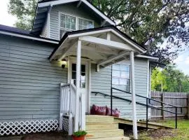 Spacious 6-Bedroom Retreat in Central Lafayette Perfect for Groups & Families