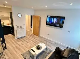 City Centre 2BR Flat with parking, Sleeps 6