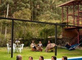 Eco Lodge Caba&ntilde;as con Piscina, vila u gradu Urubamba