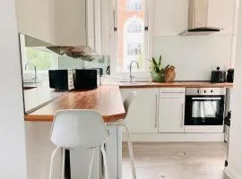 Bright CHISWICK Apartment - Great LOCATION