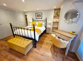 North Devon Luxe Gem for 4, 2 Ensuite Beds, Elegantly Renovated Sea Nearby、イフラクームのホテル