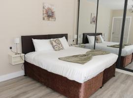 Coaches Corner - Modern Accessible Guest Suite - Sleeps 3 - Flexible Beds - Parking - Near Town, Hotel in Castleblayney