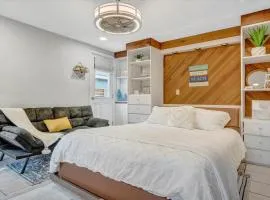 Waterfront Corner Suite Heated Pool Near Beach