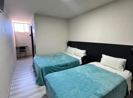 Hotel Versailles, hotel com estacionamento em Ambato