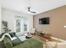 G11036, 2BR Luxury Stay by Top Golf, Resort Pool & Gym, Near Stockyards